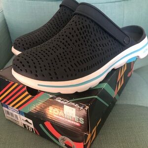 Ladies brand new never worn sketches foamies